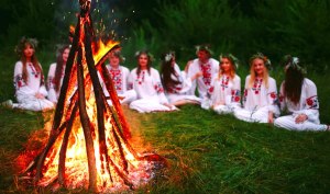 Как называется обряд и человек накумаривающий фотографии благовониями?