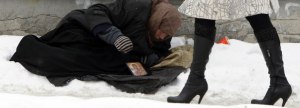 Что делать, если в мороз видишь спящего на трубах человека, Ваши действия?